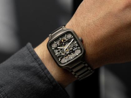 Rado True Square Skeleton Automatik Keramik 38mm skelettiertes Zifferblatt schwarzes Kautschukband – Herrenuhren Uhr ohne Datum aus Edelstahl, Keramik, PVD beschichtet und Titan. Das Gehäuse ist quadratisch und schwarz. Das Kautschuk / Kunststoff / Silikon Armband ist schwarz. Das Zifferblatt ist skelettiert und schwarz. – Ansicht 6