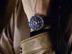 Union Glashütte Belisar Chronograph Mondphase Automatik Edelstahl 42mm schwarzes Zifferblatt schwarzes Lederband – Herrenuhren Chronograph aus Edelstahl. Das Gehäuse ist rund und silber. Das Lederarmband ist schwarz. Das Zifferblatt ist arabisch Index und schwarz. – Ansicht 5