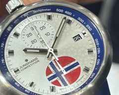 Junghans 1972 Competition FIS Edition Trondheim 2025 Automatik Edelstahl 43mm silberweißes Zifferblatt blaues Lederband – Herrenuhren Chronograph aus Edelstahl. Das Gehäuse ist rund und silber. Das Lederarmband ist blau. Das Zifferblatt ist ein Index in weiß. – Ansicht 3
