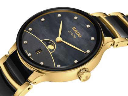 Rado Centrix Diamonds Quarz Edelstahl Gelbgold-PVD 35mm schwarzes Perlmutt-Zifferblatt mit Brillanten Metallband – Damenuhren Uhr mit Datum aus Edelstahl, Keramik und PVD beschichtet. Das Gehäuse ist rund und gelbgold. Das Edelstahlarmband ist gelbgold. Das Zifferblatt ist ein Index in schwarz. – Ansicht 2