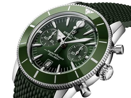 Breitling Superocean Heritage B01 Chronograph Automatik Edelstahl 42mm grünes Zifferblatt grünes Kautschukband – Herrenuhren Chronograph aus Edelstahl, Kautschuk und Keramik. Das Gehäuse ist rund und silber. Das Kautschuk / Kunststoff / Silikon Armband ist grün. Das Zifferblatt ist ein Index in grün. – Ansicht 2