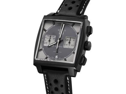 TAG Heuer Monaco Chronograph Automatik Titan schwarz DLC 39mm Night Driver Limited Edition – Herrenuhren Chronograph aus DLC beschichtet und Titan. Das Gehäuse ist quadratisch und schwarz. Das Lederarmband ist schwarz. Das Zifferblatt ist ein Index in grau. – Ansicht 2