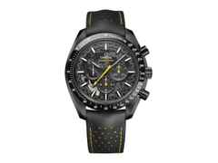Omega Speedmaster Dark Side of the Moon Apollo 8 Chronograph Handaufzug Keramik 44mm schwarzes Zifferblatt schwarzes Kautschukband – Herrenuhren Chronograph aus Aluminium, Kautschuk und Keramik. Das Gehäuse ist rund und schwarz. Das Kautschuk / Kunststoff / Silikon Armband ist schwarz. Das Zifferblatt ist ein Index in schwarz.