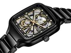 Rado True Square Open Heart Automatik Keramik 38mm schwarzes Zifferblatt schwarzes Keramikband – Herrenuhren Uhr ohne Datum aus Keramik und Titan. Das Gehäuse ist quadratisch und schwarz. Das Keramikarmband ist schwarz. Das Zifferblatt ist skelettiert und schwarz. – Ansicht 2