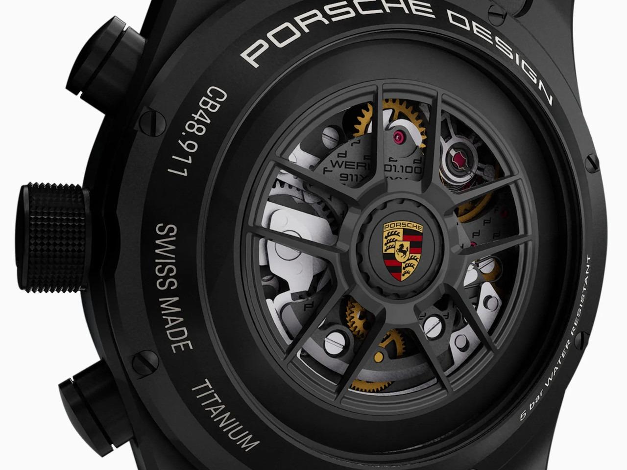 Porsche Design Custom Built Timepieces Watchmakers Choice "RivieraBlau" Chronograph Automatik Titan Schwarz 42mm schwarzes Zifferblatt schwarzes Lederband – Herrenuhren Chronograph aus Edelstahl, Leder, Titan und Titancarbid beschichtet. Das Gehäuse ist rund und schwarz. Das Lederarmband ist schwarz. Das Zifferblatt ist ein Index in schwarz. – Ansicht 4