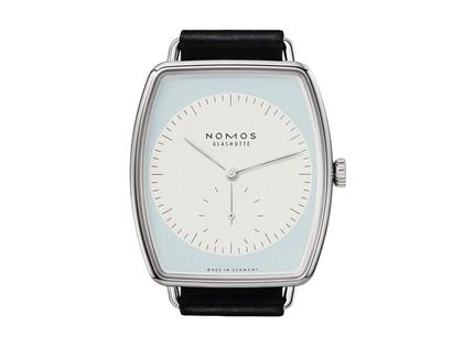 Nomos Glashütte Lux Handaufzug Weißgold 38,5mm weiß-blaues Zifferblatt braunes Lederband – Herrenuhren Uhr ohne Datum aus 750 Weißgold. Das Gehäuse ist sonstige Form und gelbgold. Das Lederarmband ist schwarz. Das Zifferblatt ist ein Index in weiß. – Ansicht 2