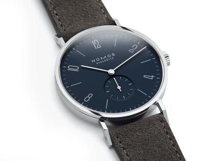 Nomos Glashütte Tangente 38 Nachtblau Handaufzug Edelstahl 38mm blaues Zifferblatt schwarzes Lederband Stahlboden – Herrenuhren Uhr ohne Datum aus Edelstahl und Leder. Das Gehäuse ist rund und silber. Das Lederarmband ist grau. Das Zifferblatt ist arabisch Index und blau. – Ansicht 4
