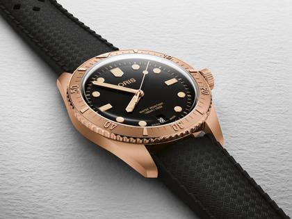 Oris Divers Sixty-Five Cotton Candy Automatik Bronze 38mm schwarzes Zifferblatt schwarzes Kautschukband – Herrenuhren Uhr mit Datum aus Bronze und Kautschuk. Das Gehäuse ist rund und roségold. Das Kautschuk / Kunststoff / Silikon Armband ist schwarz. Das Zifferblatt ist ein Index in schwarz. – Ansicht 3