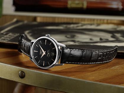 Longines Heritage Flagship Automatik Edelstahl 38,5mm schwarzes Zifferblatt schwarzes Zifferblatt – Herrenuhren Uhr mit Datum aus Edelstahl. Das Gehäuse ist rund und silber. Das Lederarmband Kroko / Alligator ist schwarz. Das Zifferblatt ist ein Index in schwarz. – Ansicht 5