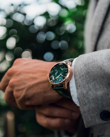 Glashütte Original PanoMaticLunar Automatik Rotgold 40mm grünes Zifferblatt grünes Lederband Dornschließe – Herrenuhren Uhr mit Datum aus 750 Rotgold. Das Gehäuse ist rund und roségold. Das Lederarmband Kroko / Alligator ist grün. Das Zifferblatt ist ein Index in grün. – Ansicht 7