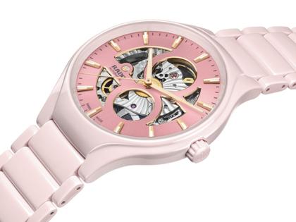 Rado True Round Open Heart Limited Edition Automatik Keramik 40mm rosa Zifferblatt rosa Keramikband – Herrenuhren Uhr ohne Datum aus Keramik und Titan. Das Gehäuse ist rund und rosa. Das Keramikarmband ist rosa. Das Zifferblatt ist ein Index in rosa. – Ansicht 4