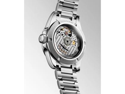 Longines Conquest Automatik Edelstahl 34mm grünes Zifferblatt Metallband – Damenuhren Uhr mit Datum aus Edelstahl. Das Gehäuse ist rund und silber. Das Edelstahlarmband ist silber. Das Zifferblatt ist ein Index in grün. – Ansicht 4
