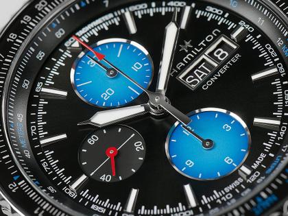 Hamilton Khaki Aviation Converter Air Zermatt Limited Edition Automatik Edelstahl 44mm schwarzes Zifferblatt schwarzes Lederband – Herrenuhren Chronograph aus Edelstahl und Leder. Das Gehäuse ist rund und grau. Das Lederarmband ist schwarz. Das Zifferblatt ist arabisch Index und schwarz. – Ansicht 3