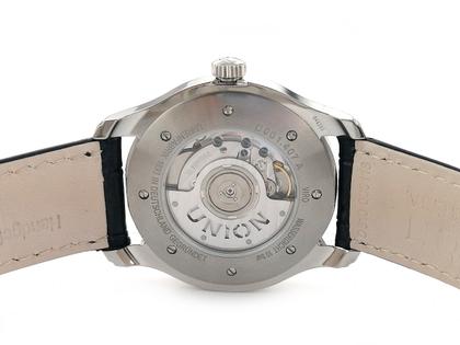 Union Glashütte Viro Datum Automatik Edelstahl 41mm silbernes Zifferblatt schwarzes Lederband D001.407.16.031.00 Full Set Occasion Refurbished – Herrenuhren Uhr mit Datum aus Edelstahl. Das Gehäuse ist rund und silber. Das Lederarmband ist schwarz. Das Zifferblatt ist ein Index in silber. – Ansicht 2