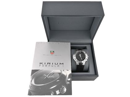 TAG Heuer Kirium F1 Multifunktion Quarz Edelstahl CL111A.FT6000 Full Set Occasion – Herrenuhren Chronograph aus Edelstahl. Das Gehäuse ist rund und silber. Das Kautschuk / Kunststoff / Silikon Armband ist schwarz. Der Zifferblatt ist ein Index. – Ansicht 5