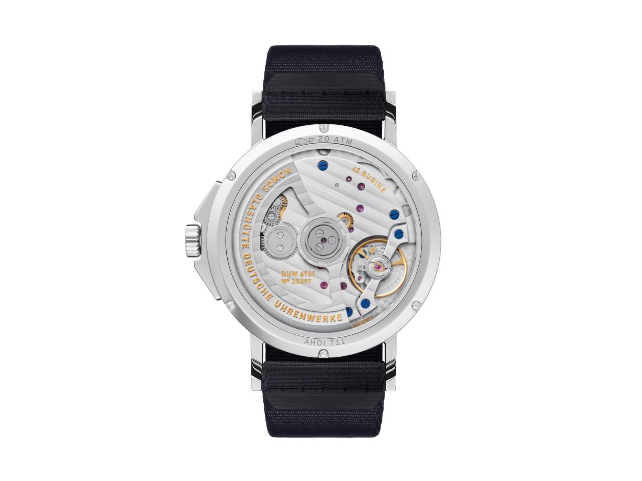 Nomos Glashütte Ahoi neomatik 38 Datum Atlantik Automatik Edelstahl dunkelblaues Zifferblatt dunkelblaues Textilband Glasboden – Herrenuhren Uhr mit Datum aus Edelstahl. Das Gehäuse ist rund und silber. Das Textilarmband ist blau. Das Zifferblatt ist arabisch Index und blau. – Ansicht 2