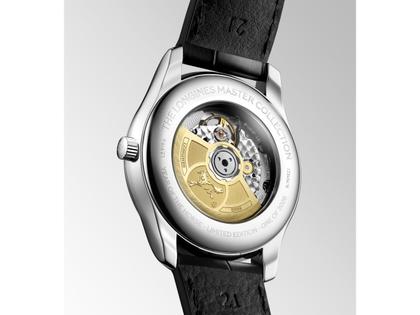 Longines Master Collection Automatik 42 mm  Edelstahl rot Index Lederband "Year of the Horse" Limited Edition – Herrenuhren Uhr mit Datum aus Edelstahl und Leder. Das Gehäuse ist rund und silber. Das Lederarmband Kroko / Alligator ist schwarz. Das Zifferblatt ist ein Index in rot. – Ansicht 5