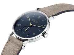 Nomos Glashütte Tangente 35 Nachtblau Handaufzug Edelstahl 35mm blaues Zifferblatt beiges Lederband Stahlboden – Damenuhren Uhr ohne Datum aus Edelstahl und Leder. Das Gehäuse ist rund und silber. Das Lederarmband ist beige. Das Zifferblatt ist arabisch Index und blau. – Ansicht 4
