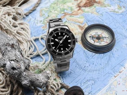 Union Glashütte Belisar  Datum Sport Automatik Edelstahl 45mm schwarzes Zifferblatt Metallband – Herrenuhren Uhr mit Datum aus Edelstahl. Das Gehäuse ist rund und silber. Das Edelstahlarmband ist silber. Das Zifferblatt ist ein Index in schwarz. – Ansicht 3