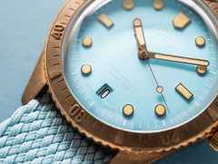 Oris Divers Sixty-Five Cotton Candy Automatik Bronze 38mm blaues Zifferblatt blaues Textilband – Damenuhren Uhr mit Datum aus Bronze und Leder. Das Gehäuse ist rund und roségold. Das Textilarmband ist blau. Das Zifferblatt ist ein Index in blau. – Ansicht 5
