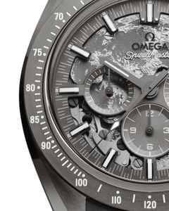 Omega Speedmaster Grey Side of the Moon Apollo 8 Chronograph Handaufzug Edelstahl 44mm graues Zifferblatt graues Kautschukband – Herrenuhren Chronograph aus Aluminium, Kautschuk und Keramik. Das Gehäuse ist rund und grau. Das Kautschuk / Kunststoff / Silikon Armband ist grau. Das Zifferblatt ist ein Index in grau. – Ansicht 4
