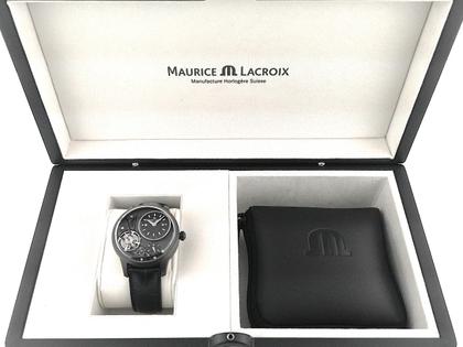 Maurice Lacroix Masterpiece Gravity Limited Edition Automatik Edelstahl 43mm schwarz Lederband MP6118-PVB01-330 Full Set Occasion Neu – Herrenuhren Uhr ohne Datum aus Edelstahl und PVD beschichtet. Das Gehäuse ist rund und schwarz. Das Lederarmband Kroko / Alligator ist schwarz. Das Zifferblatt ist ein Index in schwarz. – Ansicht 5