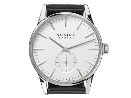 Nomos Glashütte Zürich Automatik Edelstahl 40mm weißes Zifferblatt schwarzes Lederband Glasboden – Herrenuhren Uhr ohne Datum aus Edelstahl. Das Gehäuse ist rund und silber. Das Lederarmband ist schwarz. Das Zifferblatt ist ein Index in weiß. – Ansicht 2