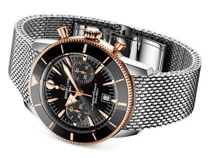 Breitling Superocean Heritage B01 Chronograph Automatik Edelstahl 42mm schwarzes Zifferblatt Metallband – Herrenuhren Chronograph aus 750 Rotgold, Edelstahl und Keramik. Das Gehäuse ist rund und silber. Das Edelstahlarmband ist silber. Das Zifferblatt ist ein Index in schwarz. – Ansicht 4