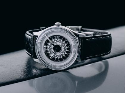 Union Glashütte Noramis Datum Deutschland Klassik 2024 Limitierte Edition Automatik Edelstahl 40mm Felgendesign Zifferblatt schwarzes Lederband – Herrenuhren Uhr mit Datum aus Edelstahl und Leder. Das Gehäuse ist rund und silber. Das Lederarmband ist schwarz. Das Zifferblatt ist ohne Zeichen und schwarz. – Ansicht 7