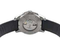Maurice Lacroix Pontos Decentrique GMT Automatik Edelstahl 43mm schwarzes Zifferblatt schwarzes Lederband PT6118-SS001-330 Full Set Occasion Neu – Herrenuhren Uhr mit Datum aus Edelstahl. Das Gehäuse ist rund und silber. Das Lederarmband Kroko / Alligator ist schwarz. Das Zifferblatt ist römisch Index und schwarz. – Ansicht 2