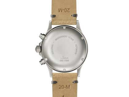 Sinn Spezialuhren 356 FLIEGER Klassik AS E Chronograph Automatik Edelstahl 38,5mm graues Zifferblatt beiges Lederband – Herrenuhren Chronograph aus Edelstahl und Leder. Das Gehäuse ist rund und grau. Das Lederarmband ist beige. Das Zifferblatt ist arabisch und anthrazit. – Ansicht 2