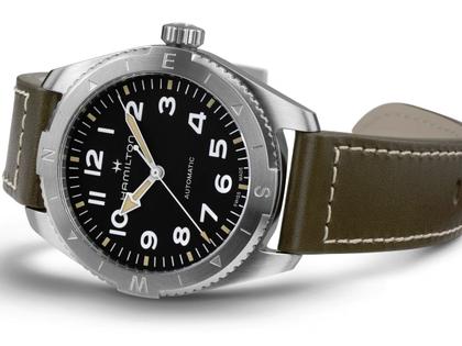 Hamilton Khaki Field Expedition Automatik Edelstahl 41mm schwarzes Zifferblatt olivgrünes Lederband – Herrenuhren Uhr ohne Datum aus Edelstahl und Leder. Das Gehäuse ist rund und silber. Das Lederarmband ist grün. Das Zifferblatt ist arabisch und schwarz. – Ansicht 2