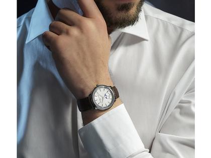 Frederique Constant Classics Moneta Moonphase Quarz 37mm silberfarbenes Zifferblatt braunes Lederband – Herrenuhren Uhr ohne Datum aus Edelstahl und Leder. Das Gehäuse ist rund und silber. Das Lederarmband ist braun. Das Zifferblatt ist ein Index in silber. – Ansicht 7