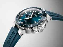 Oris Aquis Small Second Automatik Edelstahl 45,5mm blaues Zifferblatt blaues Kautschukband – Herrenuhren Uhr mit Datum aus Edelstahl und Keramik. Das Gehäuse ist rund und silber. Das Kautschuk / Kunststoff / Silikon Armband ist blau. Das Zifferblatt ist ein Index in blau. – Ansicht 2