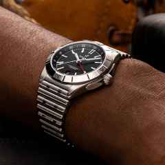 Breitling Chronomat Automatic GMT 40 Edelstahl schwarzes Zifferblatt Metallband – Herrenuhren Uhr mit Datum aus Edelstahl. Das Gehäuse ist rund und silber. Das Edelstahlarmband ist silber. Das Zifferblatt ist ein Index in schwarz. – Ansicht 4
