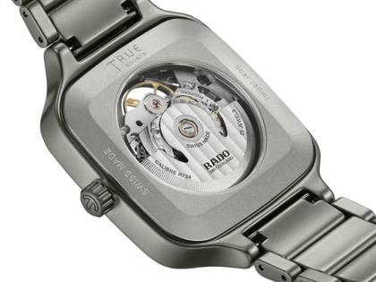 Rado True Square Skeleton Automatik Keramik 38mm skelettiertes Zifferblatt graues Keramikband – Herrenuhren Uhr ohne Datum aus Keramik und Titan. Das Gehäuse ist quadratisch und grau. Das Keramikarmband ist grau. Das Zifferblatt ist skelettiert und grau. – Ansicht 3