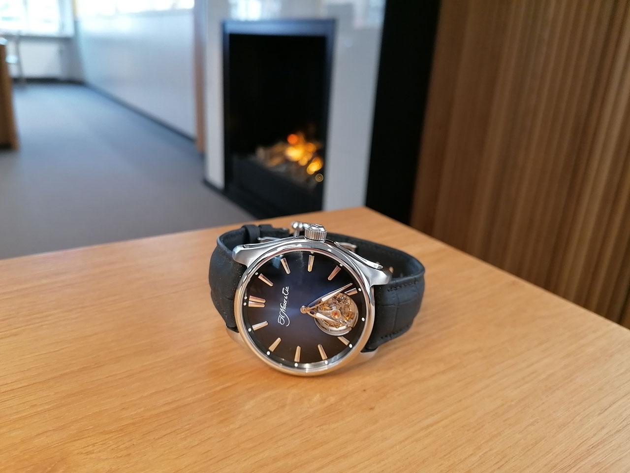 H. Moser & Cie. Pioneer Tourbillon Fumé Mitternachtsblau Limited Edition Automatik Edelstahl 42,8mm blaues Zifferblatt schwarzes Lederband – Herrenuhren Uhr ohne Datum aus Edelstahl. Das Gehäuse ist rund und silber. Das Lederarmband Kroko / Alligator ist schwarz. Das Zifferblatt ist ein Index in blau. – Ansicht 6