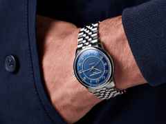 Frederique Constant Classics Premiere Automatik Edelstahl 38,5mm blaues Zifferblatt Metallband – Herrenuhren Uhr ohne Datum aus Edelstahl. Das Gehäuse ist rund und silber. Das Edelstahlarmband ist silber. Das Zifferblatt ist arabisch und blau. – Ansicht 6