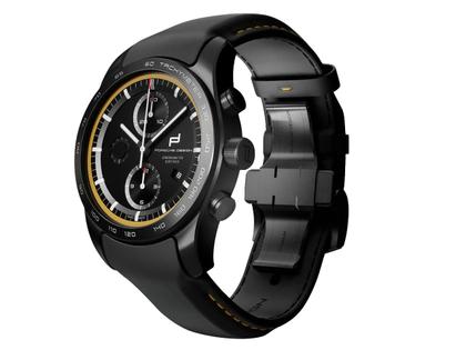Porsche Design Custom Built Timepieces Watchmakers Choice "SpeedGelb" Chronograph Automatik Titan Schwarz 42mm schwarzes Zifferblatt schwarzes Lederband – Herrenuhren Chronograph aus Edelstahl, Leder, Titan und Titancarbid beschichtet. Das Gehäuse ist rund und schwarz. Das Lederarmband ist schwarz. Das Zifferblatt ist ein Index in schwarz. – Ansicht 2