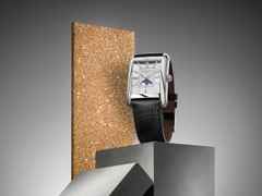 Frederique Constant Classics Carree Moonphase Automatik Edelstahl 42x30mm silbernes Zifferblatt schwarzes Lederband – Herrenuhren Uhr ohne Datum aus Edelstahl und Leder. Das Gehäuse ist rechteckig und silber. Das Lederarmband ist schwarz. Das Zifferblatt ist ein Index in silber. – Ansicht 5
