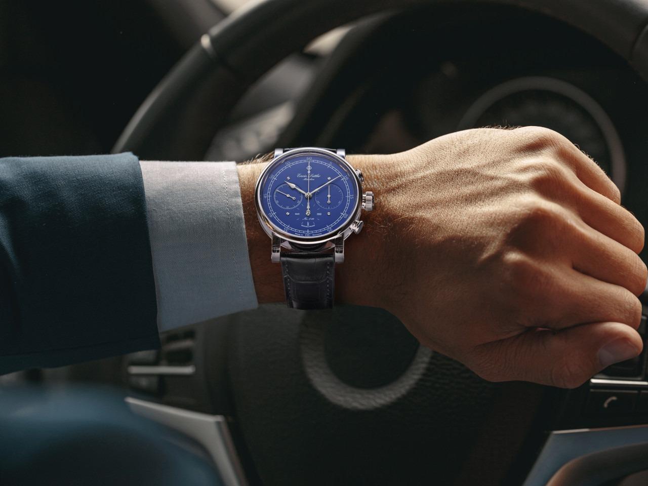 Erwin Sattler Chronograph III S Automatik Edelstahl 44mm blaues Zifferblatt schwarzes Lederband limitiert – Herrenuhren Chronograph aus Edelstahl und Leder. Das Gehäuse ist rund und silber. Das Lederarmband ist schwarz. Das Zifferblatt ist ein Index in blau. – Ansicht 4
