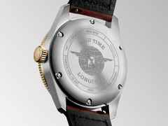 Longines Spirit Zulu Time Automatik Edelstahl 39mm Gelbgold-Lünette graues Zifferblatt braunes Lederband – Herrenuhren Uhr mit Datum aus 750 Gelbgold, Edelstahl, Keramik und Leder. Das Gehäuse ist rund und silber-gelbgold. Das Lederarmband ist braun. Das Zifferblatt ist arabisch Index und grau. – Ansicht 3