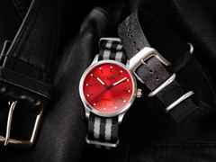 Mühle Glashütte Panova Rot Automatik Edelstahl 40mm schwarz-weißes Textilband – Herrenuhren Uhr ohne Datum aus Edelstahl und Leder. Das Gehäuse ist rund und silber. Das Textilarmband ist schwarz. Das Zifferblatt ist ein Index in rot. – Ansicht 3
