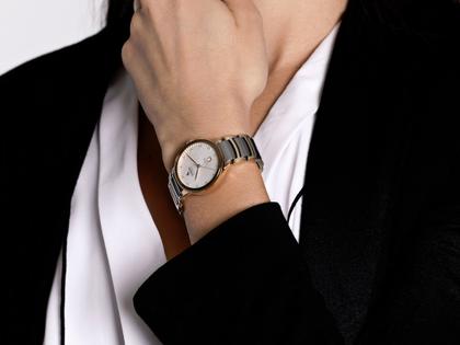 Rado Centrix Diamonds Automatik Edelstahl Roségold-PVD 30,5mm weißes Zifferblatt mit Brillanten Metallband – Damenuhren Uhr mit Datum aus Edelstahl, Keramik und PVD beschichtet. Das Gehäuse ist rund und roségold. Das Keramikarmband ist grau. Das Zifferblatt ist ein Index in weiß. – Ansicht 6