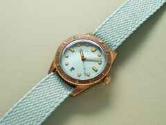 Oris Divers Sixty-Five Cotton Candy Automatik Bronze 38mm grünes Zifferblatt grünes Textilband – Damenuhren Uhr mit Datum aus Bronze und Leder. Das Gehäuse ist rund und roségold. Das Textilarmband ist grün. Das Zifferblatt ist ein Index in grün. – Ansicht 5