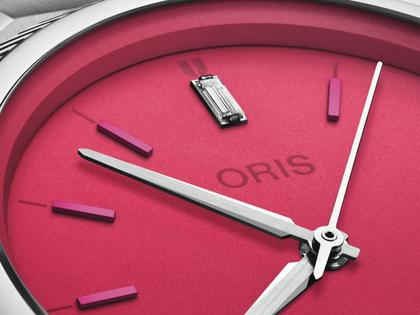 Oris Pro Pilot X Miss Piggy Edition Automatik Edelstahl 34mm pinkes Zifferblatt Metallband – Damenuhren Uhr ohne Datum aus Edelstahl. Das Gehäuse ist rund und silber. Das Edelstahlarmband ist silber. Das Zifferblatt ist ein Index in pink. – Ansicht 3