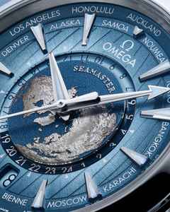 Omega Seamaster Aqua Terra 150M Automatik Edelstahl 43mm hellblaues Zifferblatt Kautschukband Summer Blue – Herrenuhren Uhr mit Datum aus Edelstahl. Das Gehäuse ist rund und silber. Das Kautschuk / Kunststoff / Silikon Armband ist blau. Das Zifferblatt ist ein Index in blau. – Ansicht 3