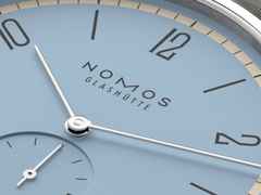 Nomos Glashütte Tangente 38 Datum "175 Years Watchmaking - Frostblau" Handaufzug Edelstahl eisblaues Zifferblatt graues Textilband Glasboden – Herrenuhren Uhr mit Datum aus Edelstahl. Das Gehäuse ist rund und silber. Das Textilarmband ist grau. Das Zifferblatt ist arabisch Index und blau. – Ansicht 4