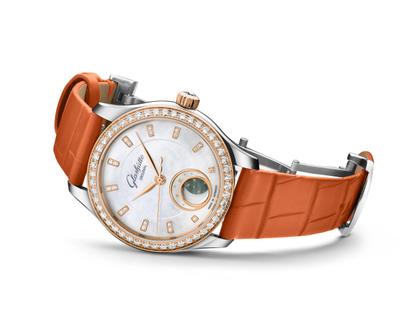 Glashütte Original Lady Serenade Luna Automatik Edelstahl 32,5mm weißes Zifferblatt oranges Lederband – Damenuhren Uhr ohne Datum aus 750 Rotgold, Edelstahl und Leder. Das Gehäuse ist rund und silber. Das Lederarmband Kroko / Alligator ist orange. Das Zifferblatt ist ein Index in weiß. – Ansicht 2