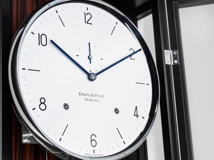 Erwin Sattler Seilzug Regulator Wanduhr Classica S 100 M schwarz – Großuhren Wanduhr aus . Das Gehäuse ist rechteckig und schwarz. Das Zifferblatt ist arabisch Index und weiß. – Ansicht 5
